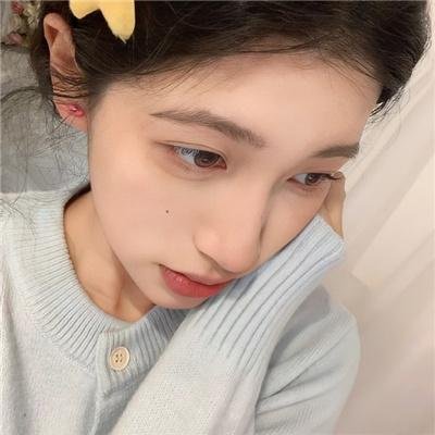 他在窥着你